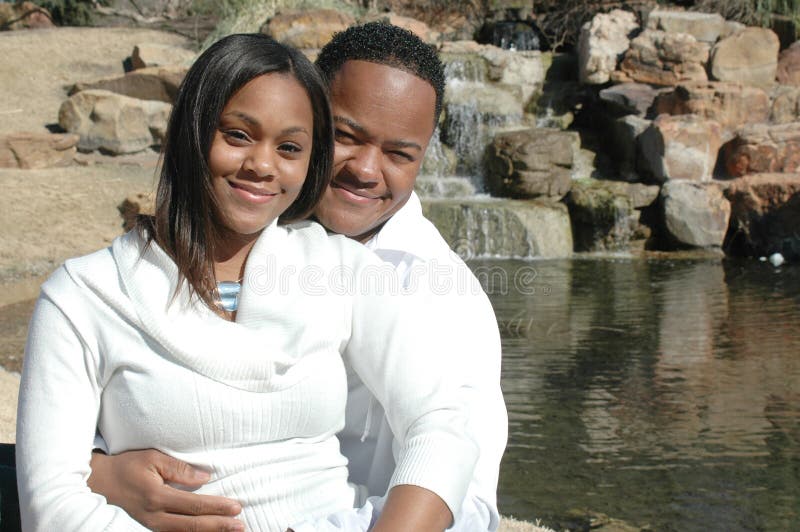 Pares casados negros felices imagen de archivo libre de regalías Pares casados negros felices imagen de archivo libre de regalías