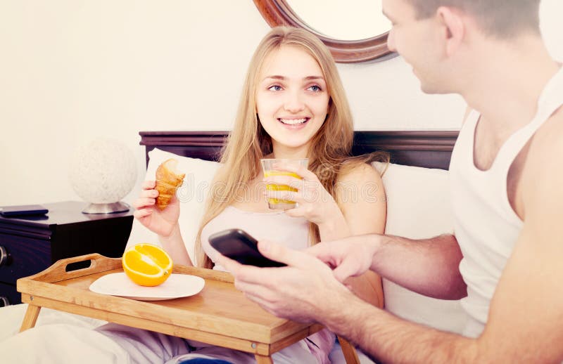 Pares com o café da manhã na cama imagens de stock Pares com o café da manhã na cama imagens de stock
