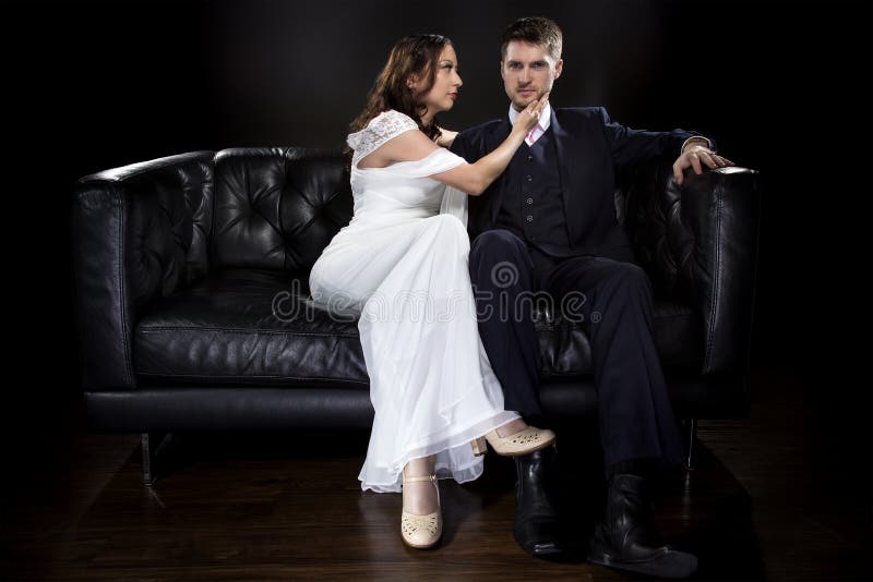 Pares contratados que modelam Art Deco Style Wedding Suit e o vestido imagens de stock royalty free Pares contratados que modelam Art Deco Style Wedding Suit e o vestido imagens de stock royalty free