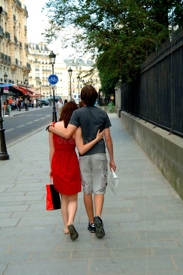 Pares da compra em uma rua de Paris fotografia de stock Pares da compra em uma rua de Paris fotografia de stock
