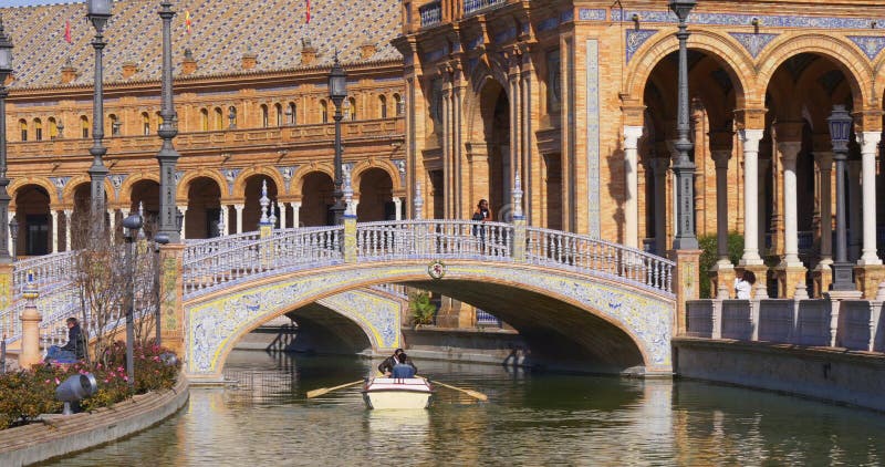 Pares da equitação do barco leve do dia na fonte 4k Sevilha spain de plaza de espana