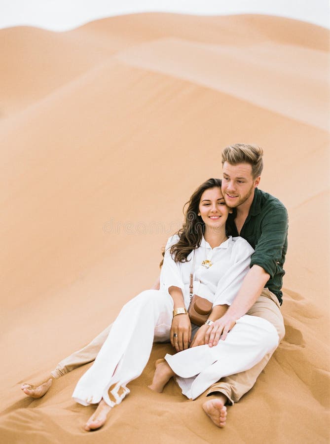 Pares de amor en Sahara Desert imagen de archivo Pares de amor en Sahara Desert imagen de archivo