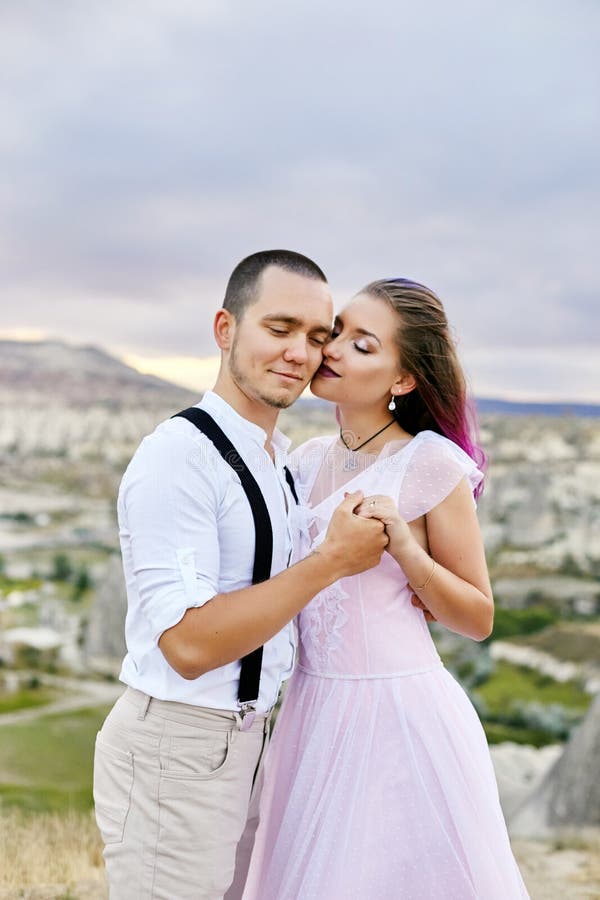 Pares de amor que abrazan por la mañana en naturaleza Relación y hombres y mujeres del amor Naturaleza y paisaje hermosos, dulzur fotos de archivo Pares de amor que abrazan por la mañana en naturaleza Relación y hombres y mujeres del amor Naturaleza y paisaje hermosos, dulzur fotos de archivo
