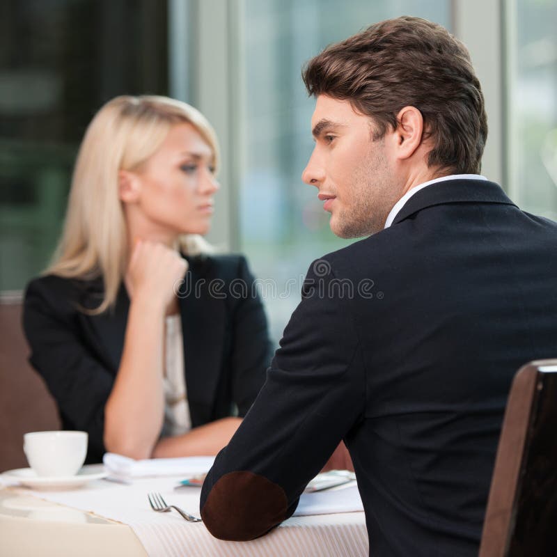 Pares de empresários que olham em lados diferentes. fotos de stock Pares de empresários que olham em lados diferentes. fotos de stock