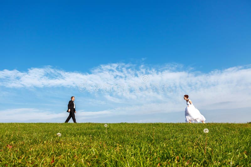 Pares de la boda al aire libre en fondo del cielo azul foto de archivo libre de regalías Pares de la boda al aire libre en fondo del cielo azul foto de archivo libre de regalías