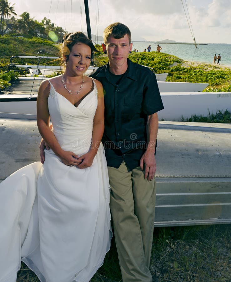 Pares de la boda en la playa del lanikai fotografía de archivo libre de regalías Pares de la boda en la playa del lanikai fotografía de archivo libre de regalías