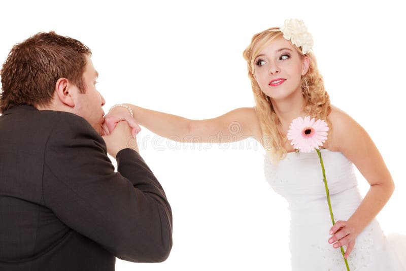 Pares de la boda. Novio y novia. Hombre que besa a la mujer foto de archivo libre de regalías Pares de la boda. Novio y novia. Hombre que besa a la mujer foto de archivo libre de regalías