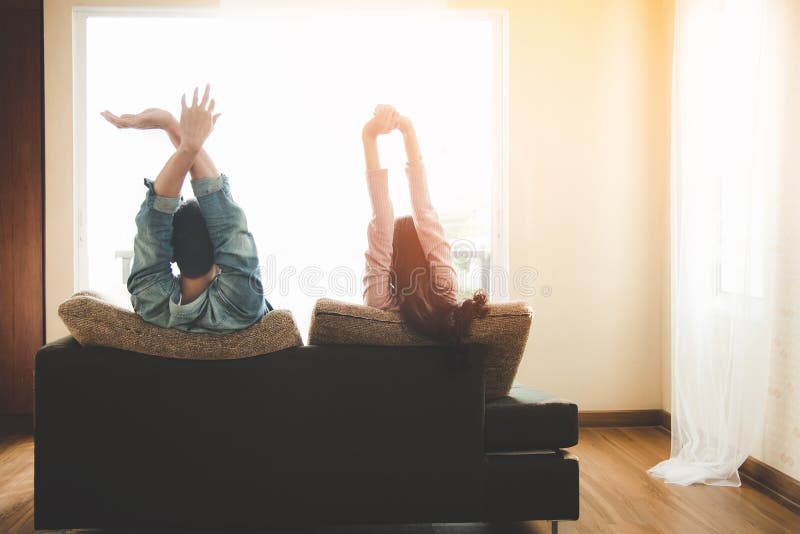 Pares de la forma de vida en amor y relajación en un sofá en casa y mirada afuera a través de la ventana de la sala de estar fotos de archivo libres de regalías