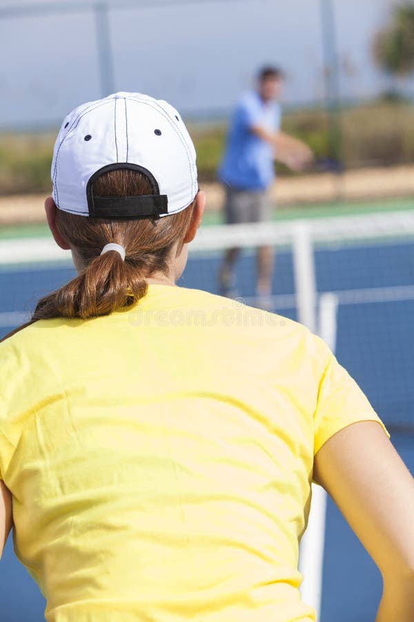 Pares de la mujer del hombre que juegan tenis o la lección fotos de archivo Pares de la mujer del hombre que juegan tenis o la lección fotos de archivo