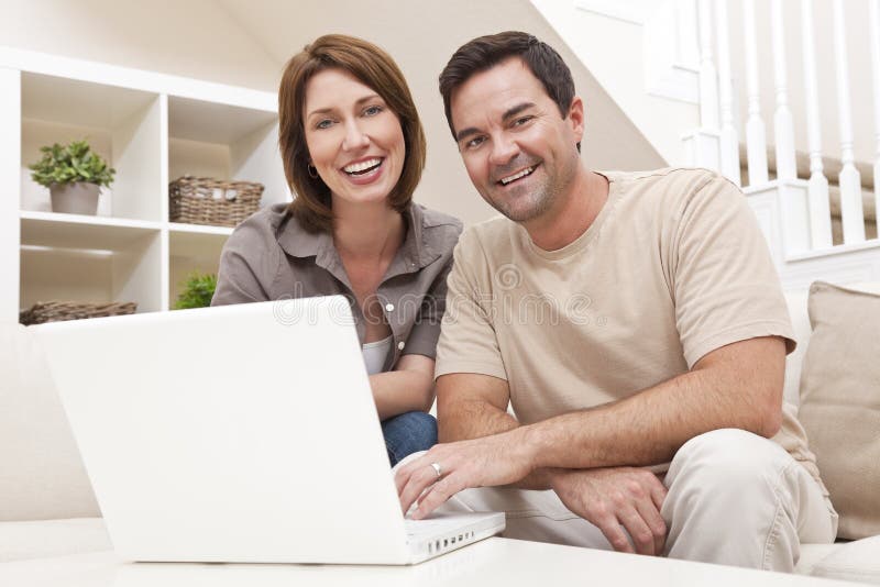 Pares de la mujer del hombre usando el ordenador portátil en el país imagenes de archivo Pares de la mujer del hombre usando el ordenador portátil en el país imagenes de archivo