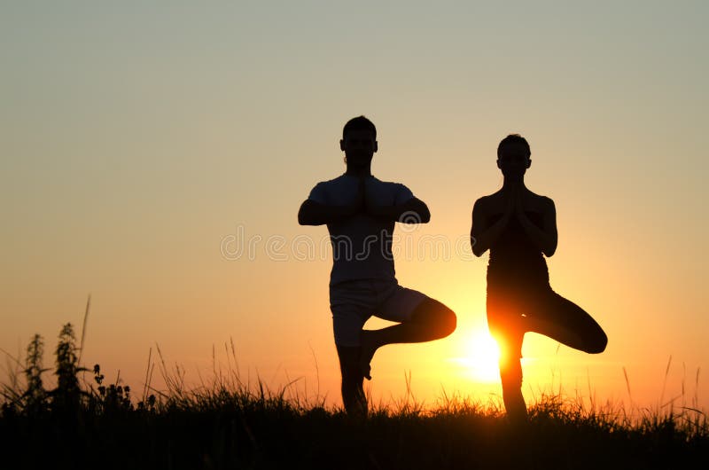 Pares de la yoga. imagen de archivo Pares de la yoga. imagen de archivo