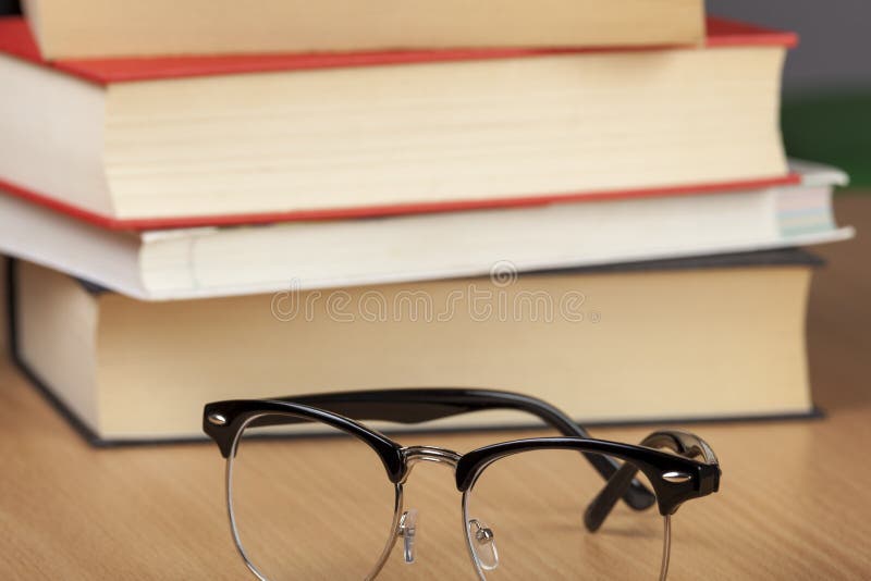 Pares de lentes al lado de una pila de libros fotografía de archivo Pares de lentes al lado de una pila de libros fotografía de archivo