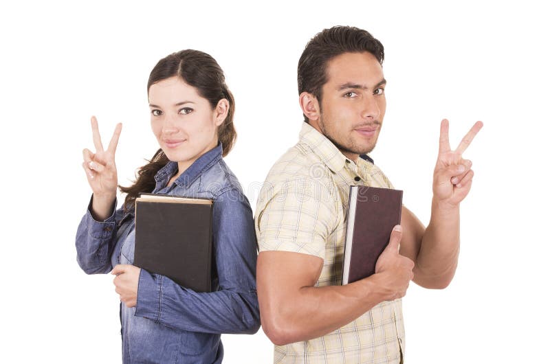 Pares de los estudiantes atractivos felices alegres que sostienen el libro imagenes de archivo Pares de los estudiantes atractivos felices alegres que sostienen el libro imagenes de archivo