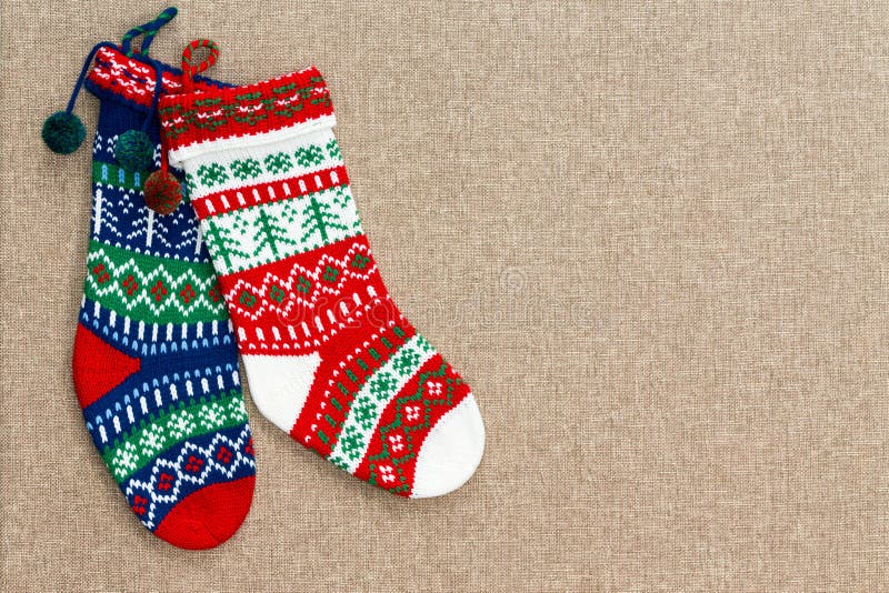 Pares de medias modeladas coloridas de la Navidad foto de archivo libre de regalías Pares de medias modeladas coloridas de la Navidad foto de archivo libre de regalías