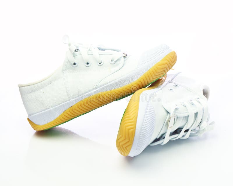 Pares de nuevas zapatillas de deporte blancas en el fondo blanco imagen de archivo libre de regalías Pares de nuevas zapatillas de deporte blancas en el fondo blanco imagen de archivo libre de regalías