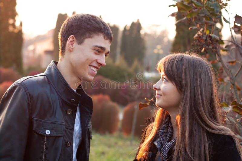 Pares de sorriso felizes no parque do outono fotografia de stock royalty free Pares de sorriso felizes no parque do outono fotografia de stock royalty free