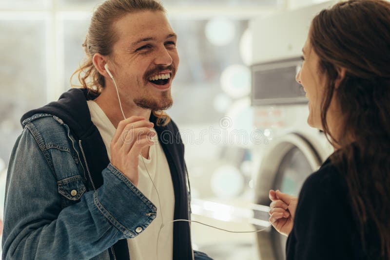 Equipe O Beijo De Sua Amiga Doente Na Testa Apoio Durante Imagem de Stock -  Imagem de relacionamento, marido: 122121433