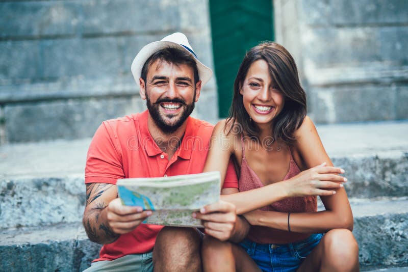 Pares de viagem de turistas que andam em torno da cidade velha imagens de stock Pares de viagem de turistas que andam em torno da cidade velha imagens de stock