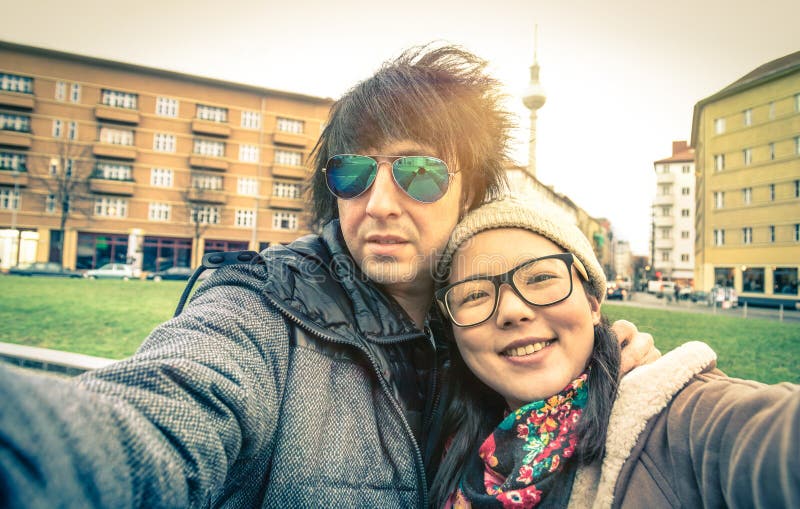 Pares del inconformista de los turistas que toman un selfie en Berlin City imagenes de archivo Pares del inconformista de los turistas que toman un selfie en Berlin City imagenes de archivo