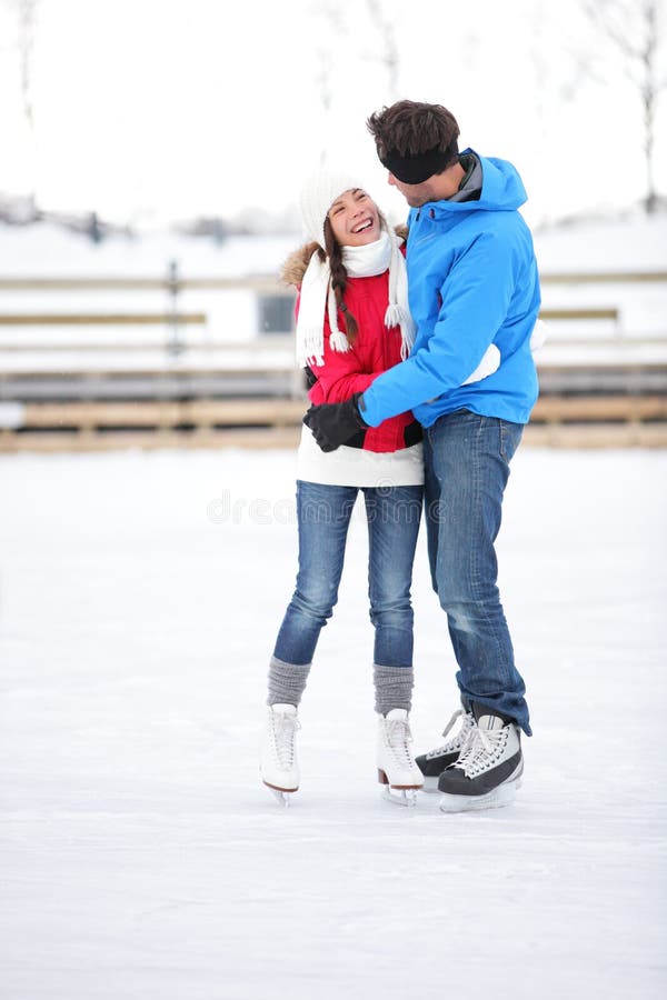 Pares del patinaje de hielo el fecha en el amor iceskating imagen de archivo libre de regalías Pares del patinaje de hielo el fecha en el amor iceskating imagen de archivo libre de regalías
