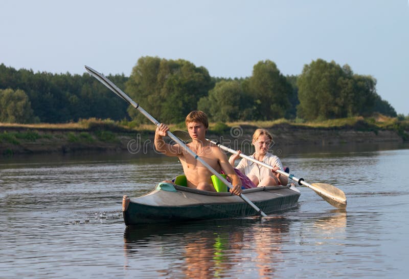 Pares del turista kayaking a lo largo del río fotografía de archivo Pares del turista kayaking a lo largo del río fotografía de archivo