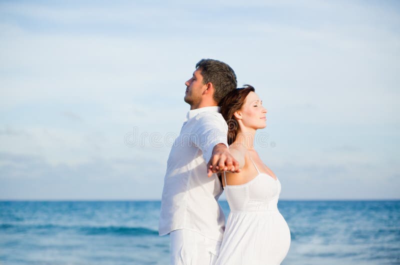 Pares despreocupados da praia imagem de stock Pares despreocupados da praia imagem de stock