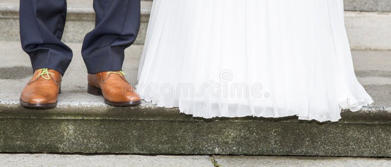 Pares do casamento Sapatas nupciais do vestido e do noivo imagem de stock Pares do casamento Sapatas nupciais do vestido e do noivo imagem de stock
