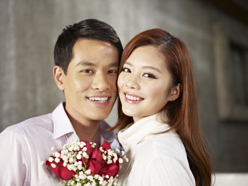 Retrato de um jovem casal imagens de stock