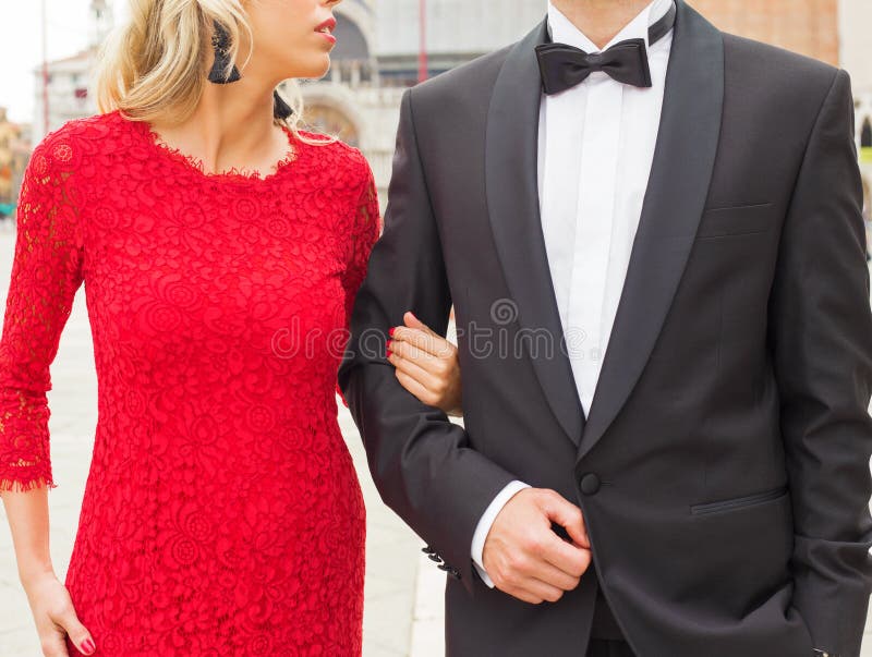 Pares elegantemente vestidos fotografia de stock Pares elegantemente vestidos fotografia de stock