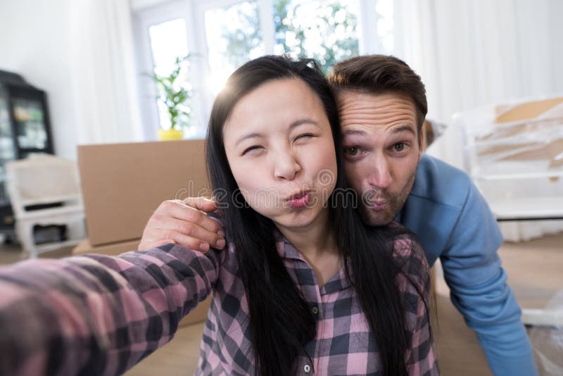 Pares embarazadas que hacen la expresión facial foto de archivo libre de regalías