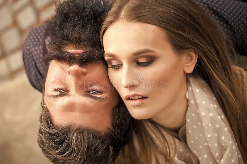 Pares en amor Un par blando elegante hermoso de mujer joven y de hombre mayor con la barba negra larga que abrazan cerca imágenes de archivo libres de regalías Pares en amor Un par blando elegante hermoso de mujer joven y de hombre mayor con la barba negra larga que abrazan cerca imágenes de archivo libres de regalías