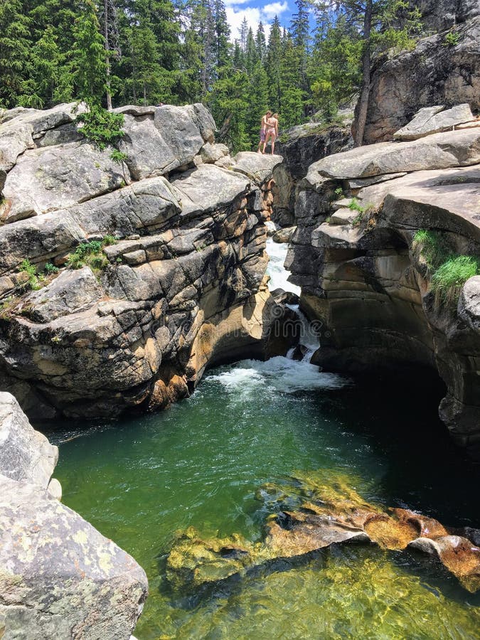 Pares En Davil' S Punchbowl Aspen Foto de archivo Imagen de sacador