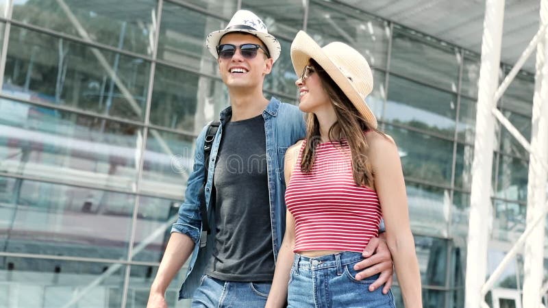 Pares en el aeropuerto Gente joven feliz que viaja junto almacen de metraje de vídeo