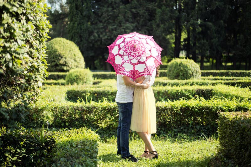 Pares en el amor - principio de Love Story Un hombre y una fecha romántica de la muchacha en un parque fotografía de archivo libre de regalías Pares en el amor - principio de Love Story Un hombre y una fecha romántica de la muchacha en un parque fotografía de archivo libre de regalías