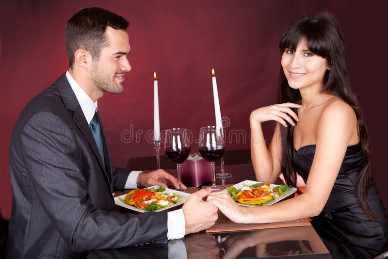 Pares En La Cena Romántica En Restaurante Imagen de archivo - Imagen de  imagen, mano: 28079247