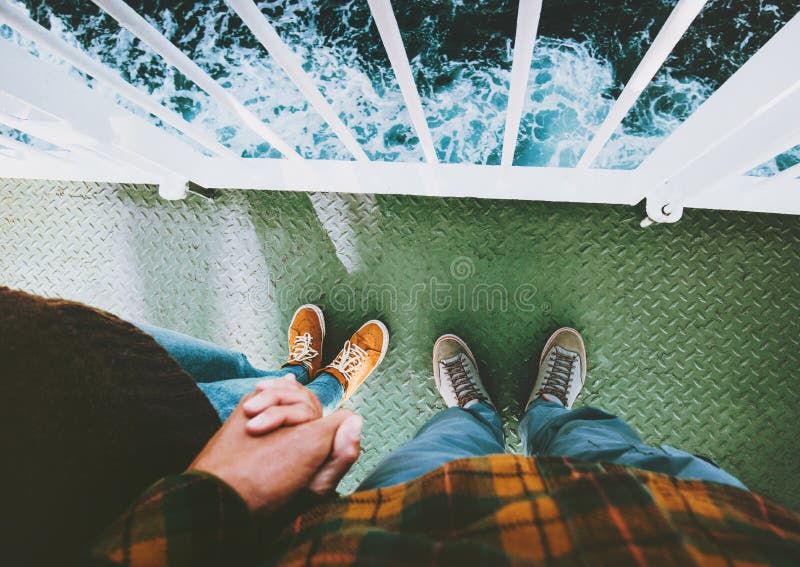 Pares en los pies del hombre y de la mujer del amor que llevan a cabo las manos que se unen fotografía de archivo libre de regalías Pares en los pies del hombre y de la mujer del amor que llevan a cabo las manos que se unen fotografía de archivo libre de regalías
