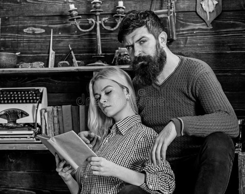 Pares en poesía de la lectura del amor en atmósfera caliente Señora y hombre con la barba en caras soñadoras con el libro, lectur fotos de archivo libres de regalías Pares en poesía de la lectura del amor en atmósfera caliente Señora y hombre con la barba en caras soñadoras con el libro, lectur fotos de archivo libres de regalías
