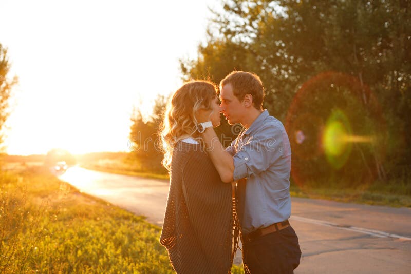 Pares en una carretera nacional fotos de archivo libres de regalías
