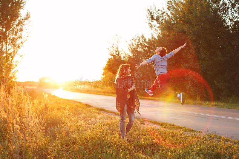 Pares en una carretera nacional fotografía de archivo