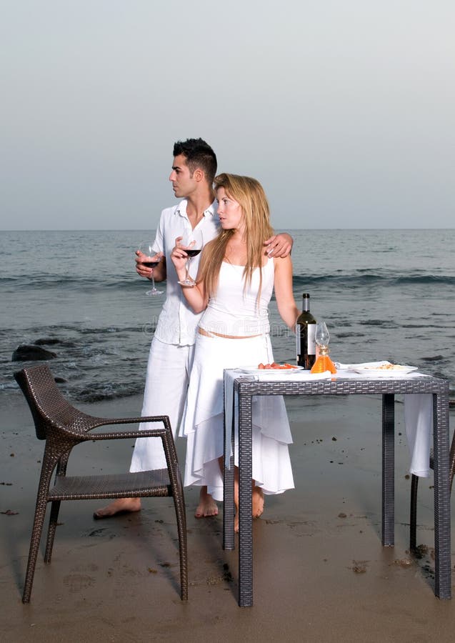 En Una Cena Romántica En La Playa Imagen de archivo - Imagen de adultos, muchacha: 12344709