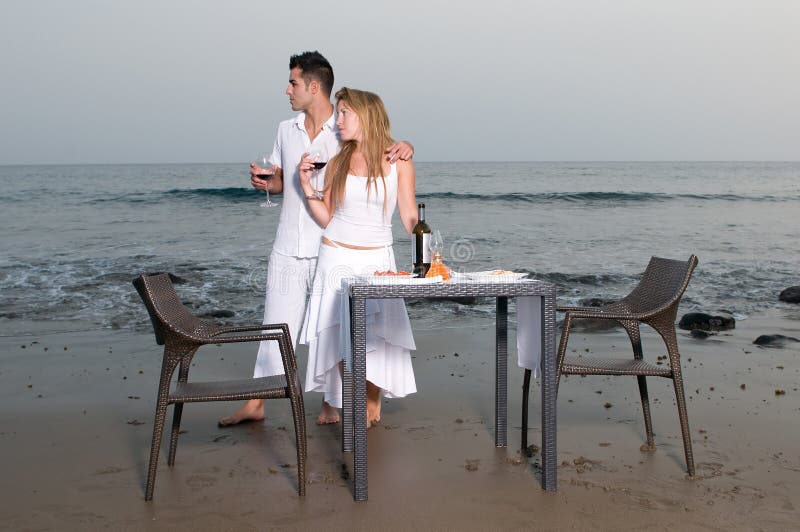 Pares En Una Cena Romántica En La Playa Imagen de archivo - Imagen de  tarde, feliz: 12354735