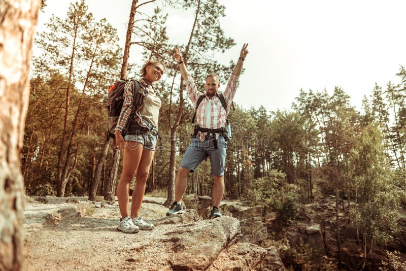 Pares encantados felices que caminan en el bosque fotografía de archivo libre de regalías Pares encantados felices que caminan en el bosque fotografía de archivo libre de regalías