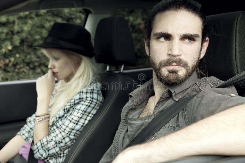 Pares enojados en coche después de discutir imagen de archivo Pares enojados en coche después de discutir imagen de archivo