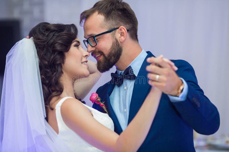 Pares felices del recién casado que sonríen en su primera danza en casarse con referencia a fotos de archivo