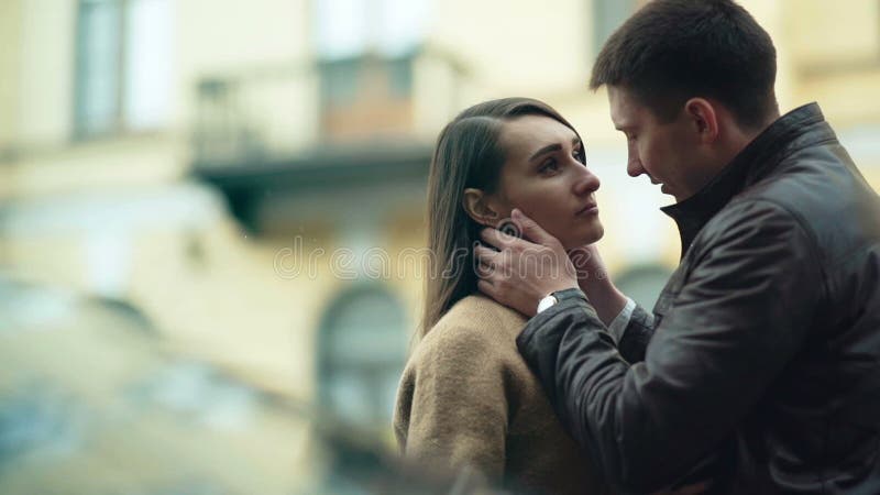 Pares felices que abrazan en el amor romántico y la diversión