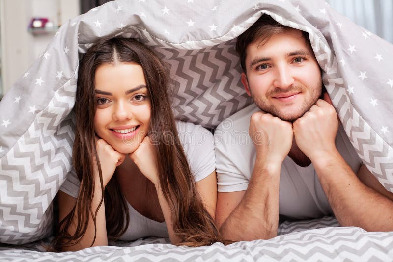 Pares felices que se divierten en cama Pares jovenes sensuales ?ntimos en el dormitorio que se goza fotos de archivo Pares felices que se divierten en cama Pares jovenes sensuales ?ntimos en el dormitorio que se goza fotos de archivo