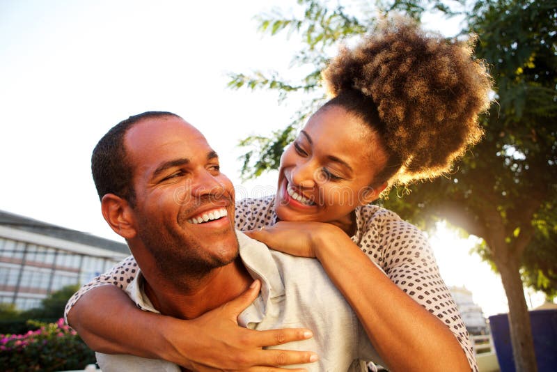 Pares felizes com homem e mulher no abraço imagens de stock Pares felizes com homem e mulher no abraço imagens de stock