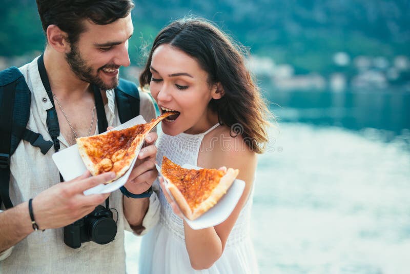 Pares felizes de turista que comem a pizza foto de stock Pares felizes de turista que comem a pizza foto de stock