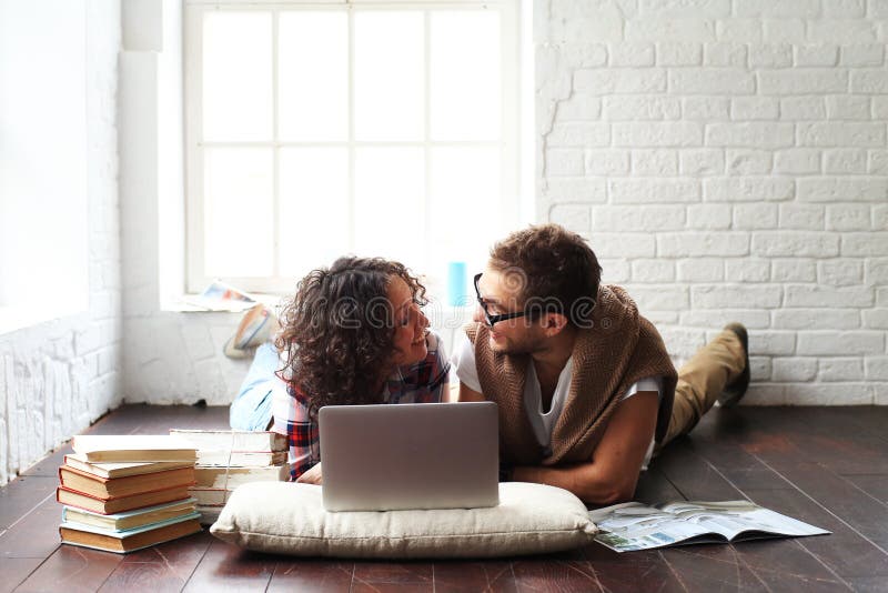 Pares felizes novos imagem de stock royalty free