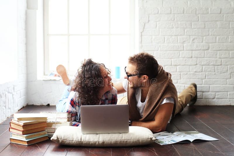 Pares felizes novos imagem de stock
